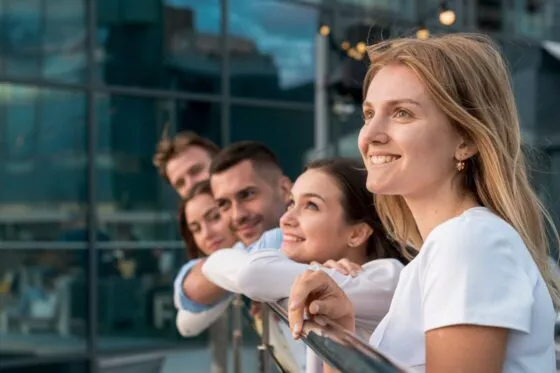Groupe de 4 étudiants adossés à une balustrade