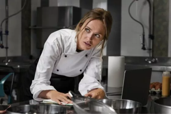 Jeune femme en salle de cuisine