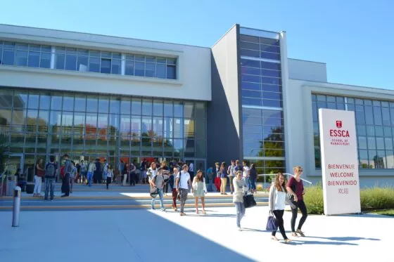 parvis du campus de l'ESSCA a angers