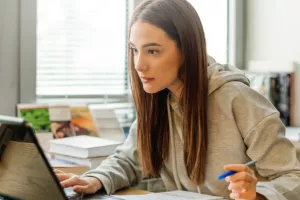 etudiante concentration ordinateur mba