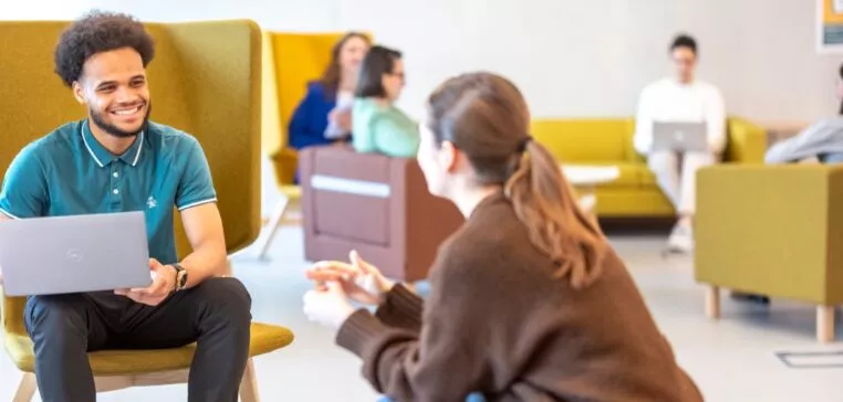 Etudiants campus de l'essca à Bordeaux - echanges dans lieux de convivialité