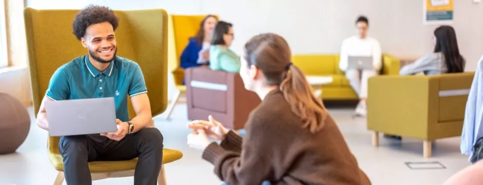 Etudiants campus de l'essca à Bordeaux - echanges dans lieux de convivialité