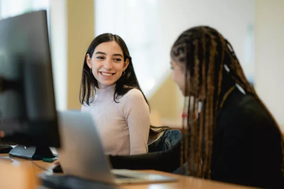 Etudiantes entrepreneuriat en cours