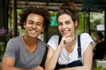 etudiante et etudiant souriants