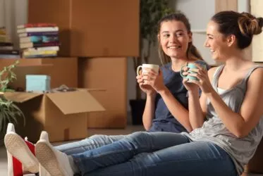 etudiantes assises avec cartons demenagement