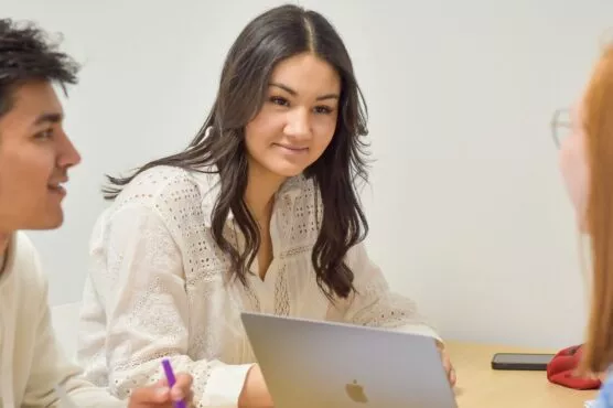 etudiant et etudiantes essca strasbourg autour d'une table