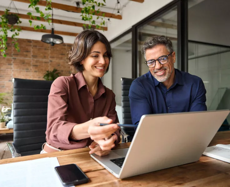 femme homme assis derrière ecran formation continue