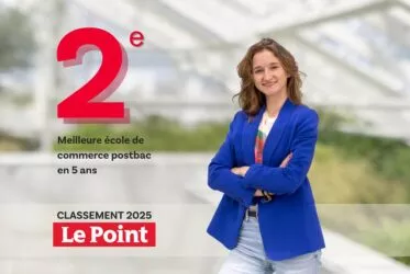étudiante souriante à côté du logo Le Point et du numéro deux