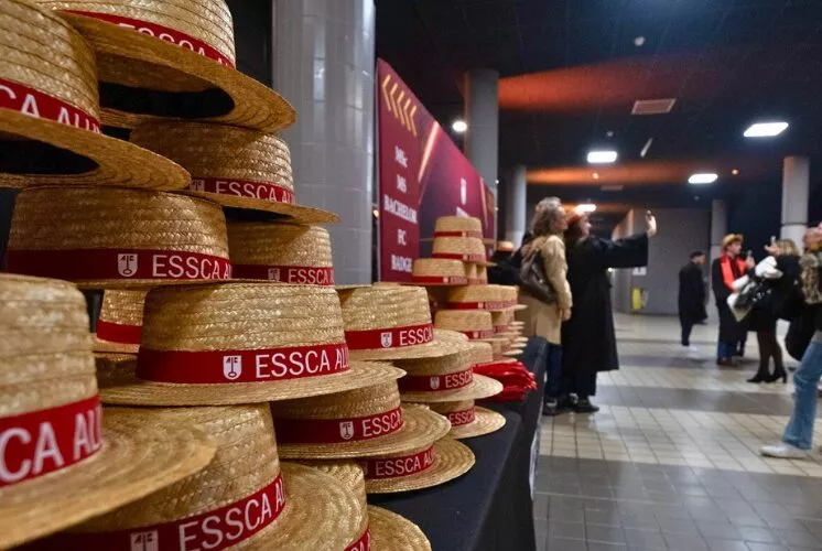 canotiers des diplômés ESSCA disposés sur une table