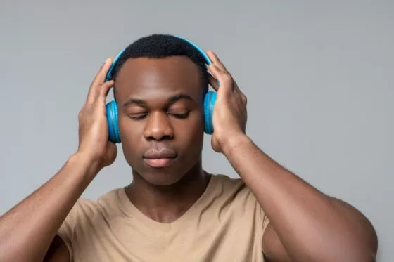 etudiant ecoute musique avec casque et est concentré
