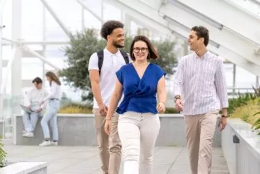 3 étudiants marchent sous la verriere du campus de l'essca à bordeaux