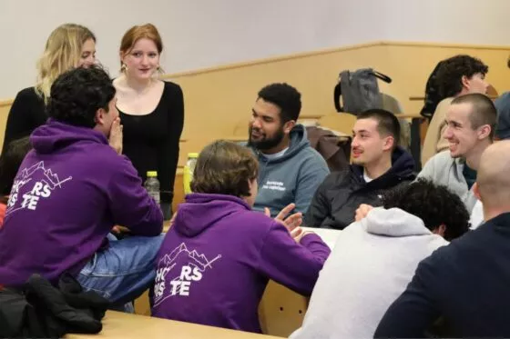 échanges entre plusieurs étudiants lors du seminaire cpas1option 2025 à l'ESSCA