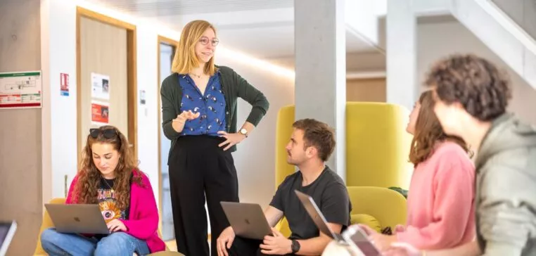 travail groupe etudiants essca bordeaux