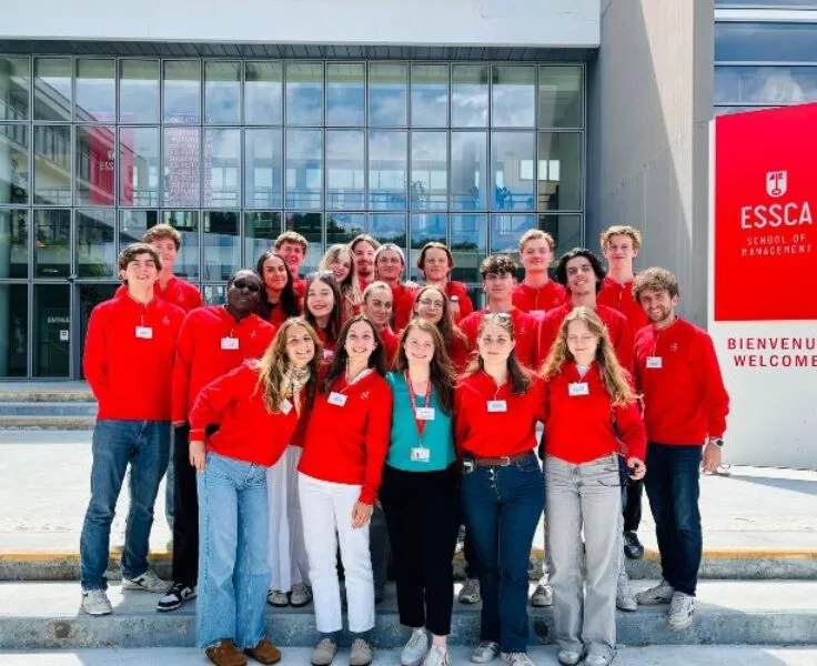groupe d'étudiants ambassadeurs sur le campus d'angers - 2025