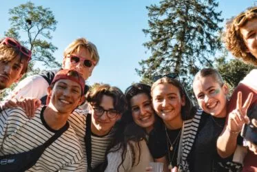 groupe étudiantes et etudiants souriant festival baugas