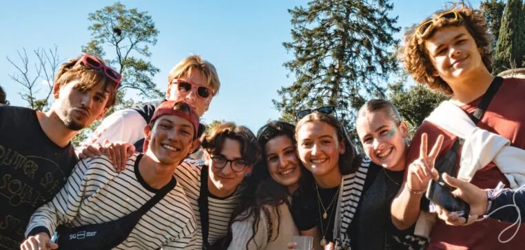 groupe étudiantes et etudiants souriant festival baugas