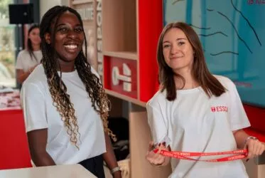 Etudiantes souriantes dans le hall du campus d'aix en provence. Photo prise lors de l'inauguration du campus