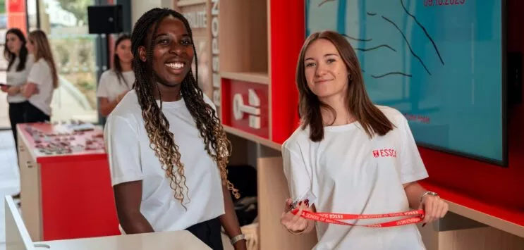 Etudiantes souriantes dans le hall du campus d'aix en provence. Photo prise lors de l'inauguration du campus
