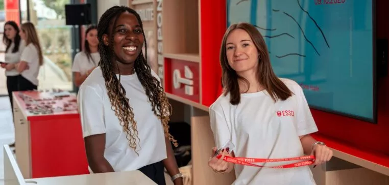 Etudiantes souriantes dans le hall du campus d'aix en provence. Photo prise lors de l'inauguration du campus