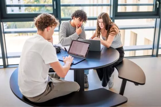 ESSCA Aix étudiants en train d'étudier dans un espace collaboratif