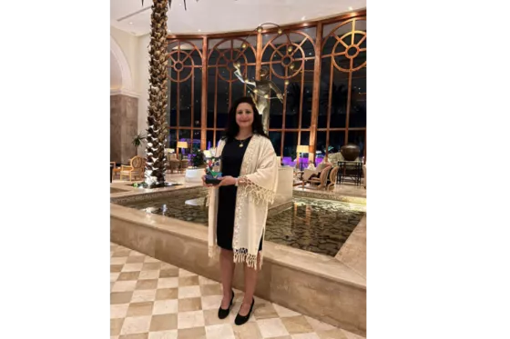 Zouhour Ben Hamadi présente son prix Tunisian Women in Finance of the Year 2024