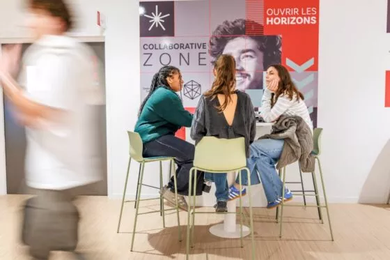 trois etudiantes discutent espace de convivialité campus d'aix en provence
