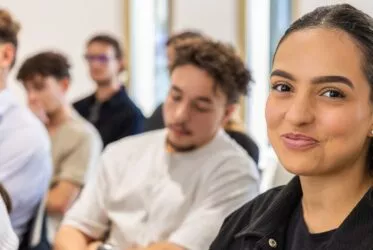 etudiante souriante regarde le photographe pendant un cours