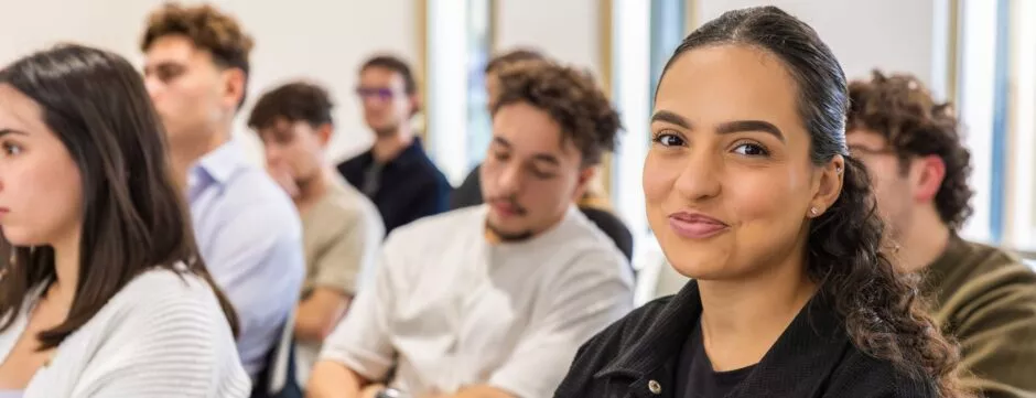 etudiante souriante regarde le photographe pendant un cours