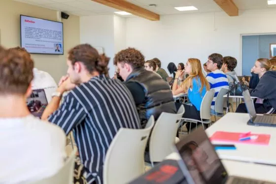 étudiants et étudiantes dans une salle de cours sur le campus de Bordeaux. Il regardent vers le tableau