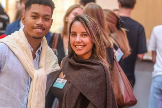 etudiant et etudiante pendant l'inauguration du campus de Malaga