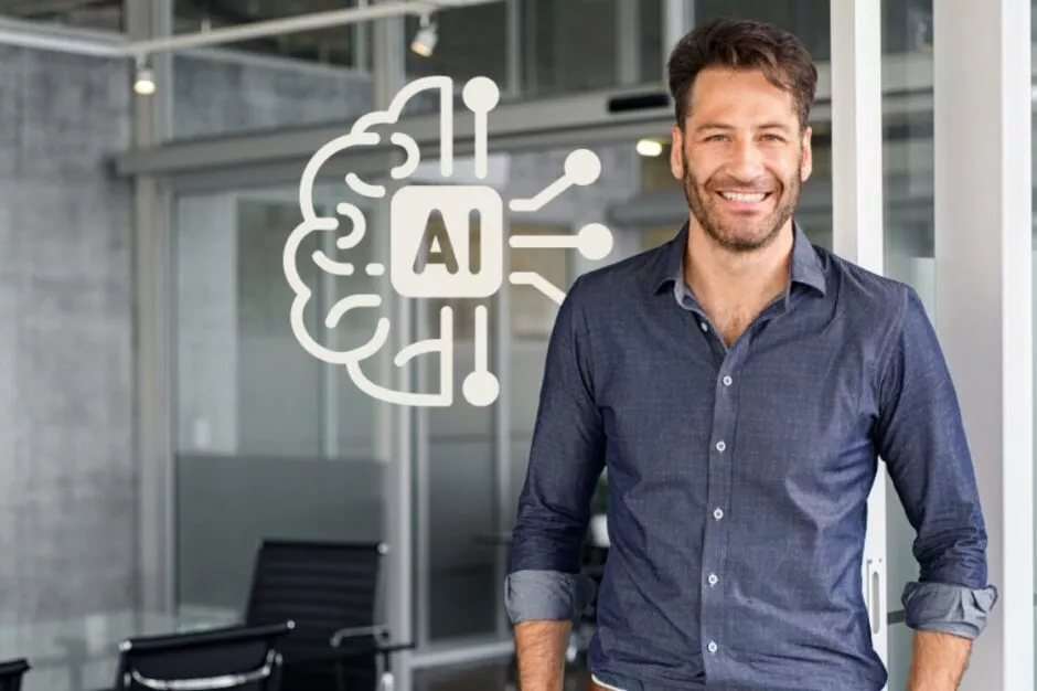 homme souriant à côté d'un logo IA