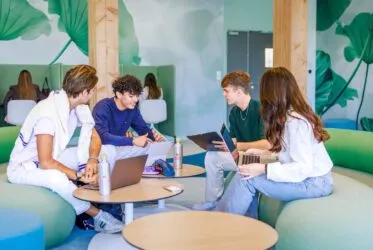 étudiantes et étudiants travaillent et échangent ensemble dans une salle commune du campus d'aix en provence