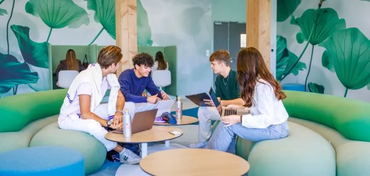 étudiantes et étudiants travaillent et échangent ensemble dans une salle commune du campus d'aix en provence