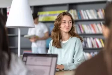 etudiante dans la mediatheque du campus de bordeaux