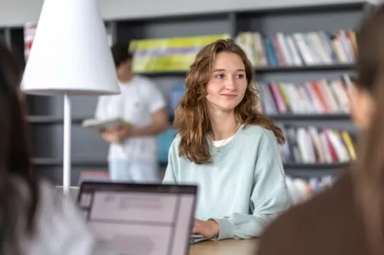 etudiante dans la mediatheque du campus de bordeaux