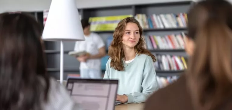 etudiante dans la mediatheque du campus de bordeaux