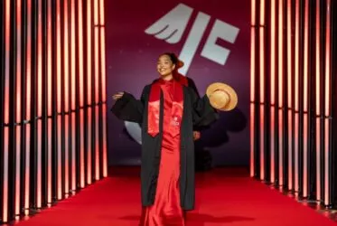 diplômée arrive sur le tapis rouge de la cérémonie de remise des diplômes 2026