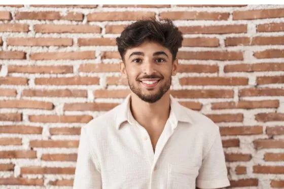 Garçon seul avec une barbe