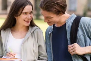 Une jeune femme discute avec un jeune homme