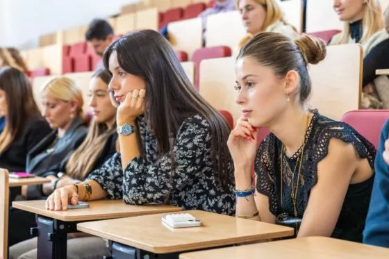 2 jeunes femmes assises en amphi et concentrées