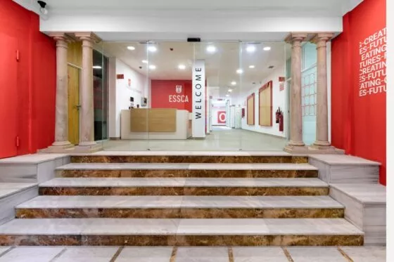 Hall d'accueil du campus avec marches et signalétique