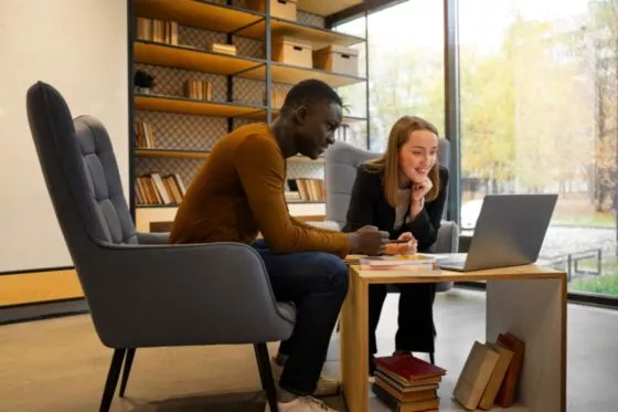 Un jeune homme déterminé travaille avec une jeune femme