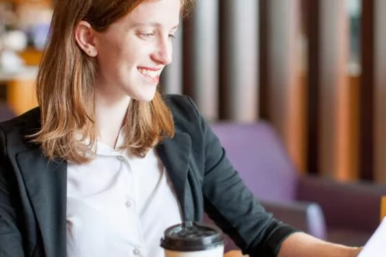Femme en tenue de travail avec un café