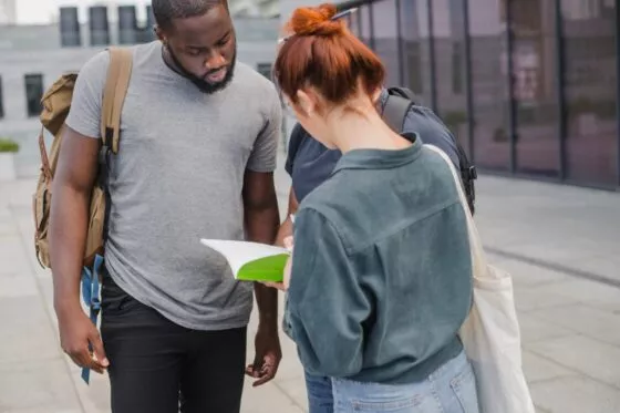 Etudiants discutant autour d'un cahier
