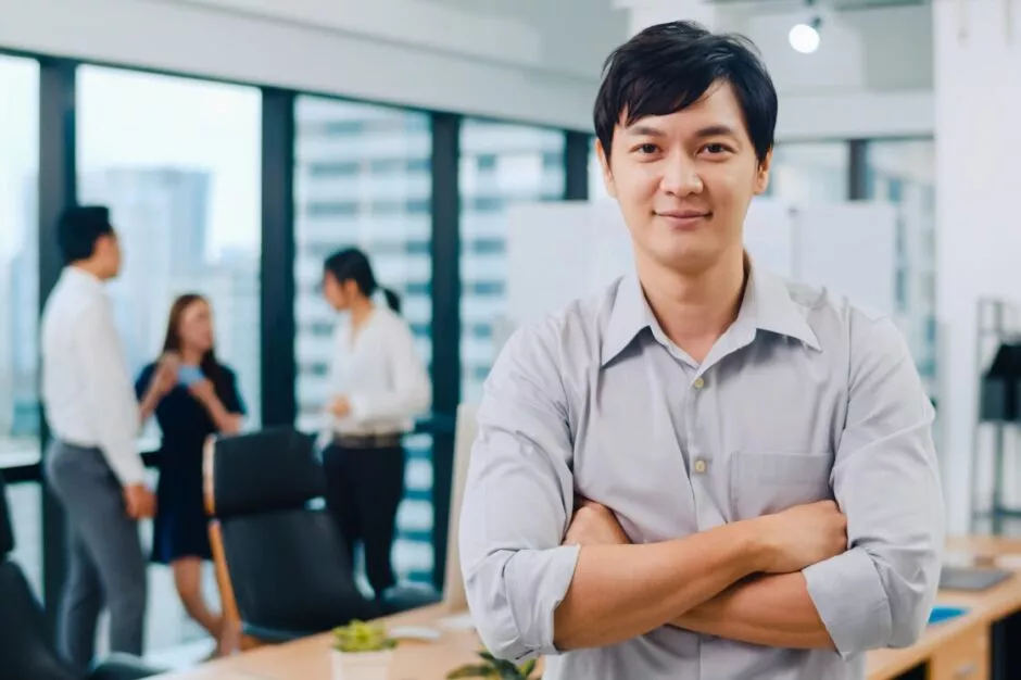 Jeune professionnel de type asiatique