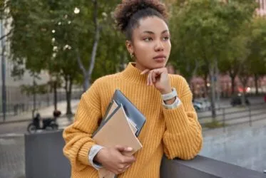 Jeune femme pensive, à la sortie des cours