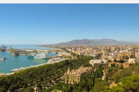 Vue panoramique de Malaga, mer, arbres et vieille ville